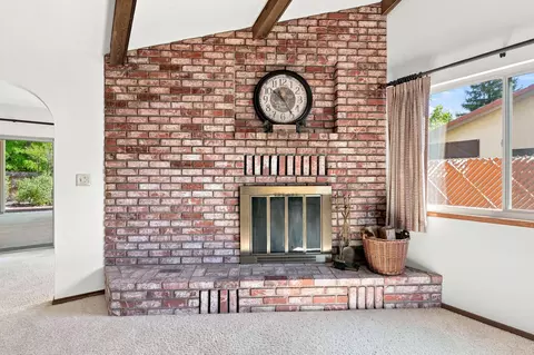 Living - 318 Woodhill Dr, Redding, CA 96003 photo 6 of 8