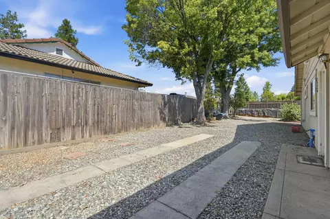 Exterior - 318 Woodhill Dr, Redding, CA 96003 photo 10 of 12