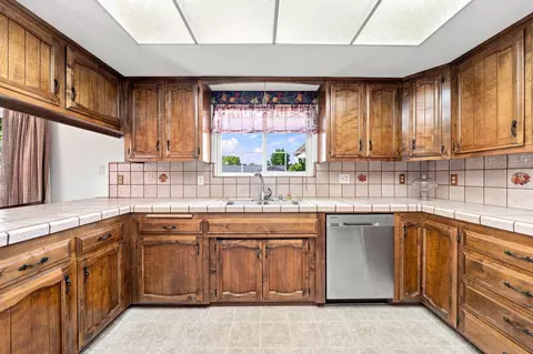 Kitchen - 318 Woodhill Dr, Redding, CA 96003 photo 3 of 5