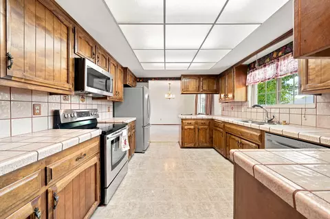 Kitchen - 318 Woodhill Dr, Redding, CA 96003 photo 5 of 5