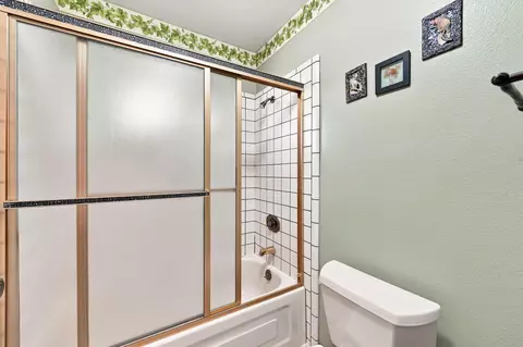 Bath - 318 Woodhill Dr, Redding, CA 96003 photo 2 of 4