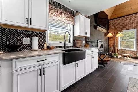 Kitchen - 17038 Centrum Ln, Round Mountain, CA 96084 photo 4 of 5