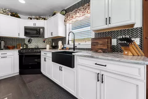 Kitchen - 17038 Centrum Ln, Round Mountain, CA 96084 photo 1 of 5