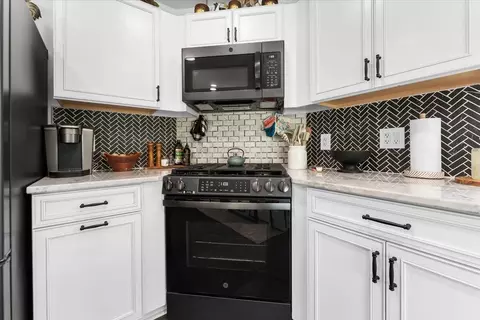 Kitchen - 17038 Centrum Ln, Round Mountain, CA 96084 photo 2 of 5