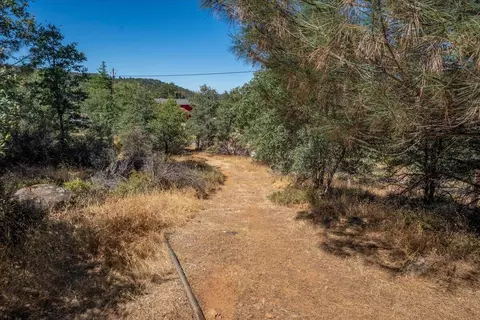 Exterior - 17038 Centrum Ln, Round Mountain, CA 96084 photo 2 of 10