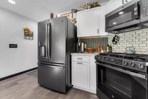 Kitchen - 17038 Centrum Ln, Round Mountain, CA 96084 photo 3 of 5
