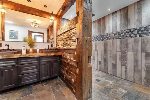 Bath - 17038 Centrum Ln, Round Mountain, CA 96084 photo 2 of 3