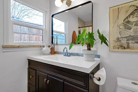 Bath - 1569 Walnut Ave, Redding, CA 96001 photo 2 of 2