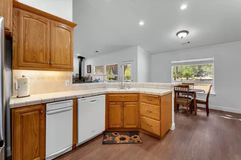 Kitchen - 13320 Fernie Way, Redding, CA 96003 photo 2 of 3
