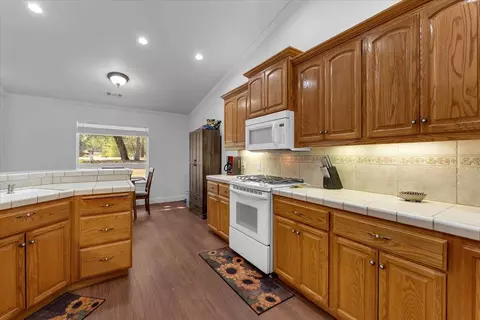 Kitchen - 13320 Fernie Way, Redding, CA 96003 photo 3 of 3