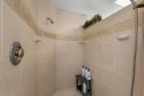 Bath - 13320 Fernie Way, Redding, CA 96003 photo 1 of 3