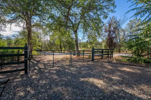 Exterior - 13320 Fernie Way, Redding, CA 96003 photo 24 of 26