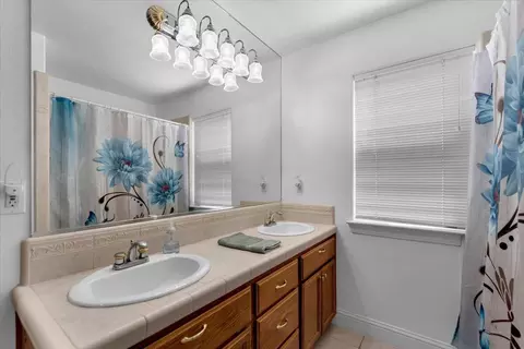 Bath - 13320 Fernie Way, Redding, CA 96003 photo 2 of 3