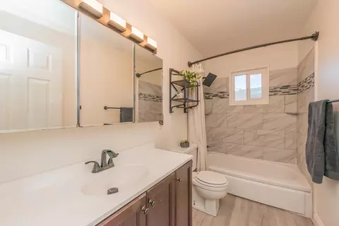 Bath - 2845 Regal Ave, Redding, CA 96002 photo 3 of 6