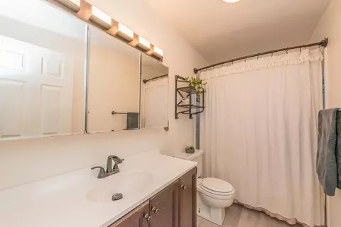 Bath - 2845 Regal Ave, Redding, CA 96002 photo 1 of 6
