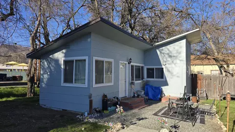 Exterior - 303 Pine St, Yreka, CA 96097 photo 5 of 7