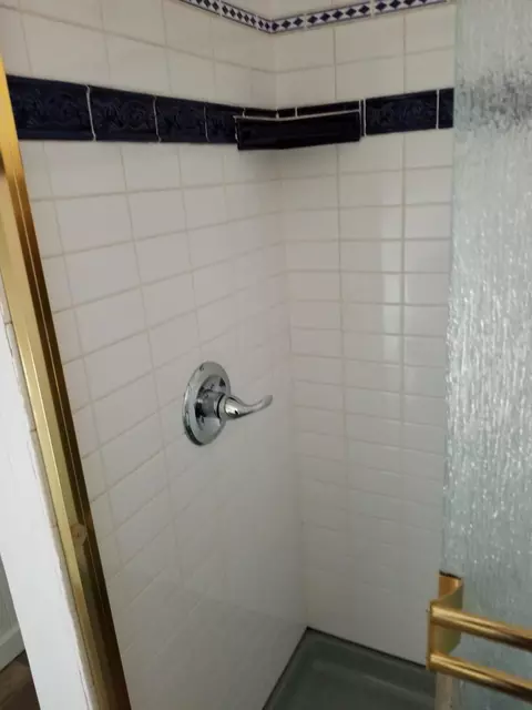 Bath - 303 Pine St, Yreka, CA 96097 photo 6 of 7