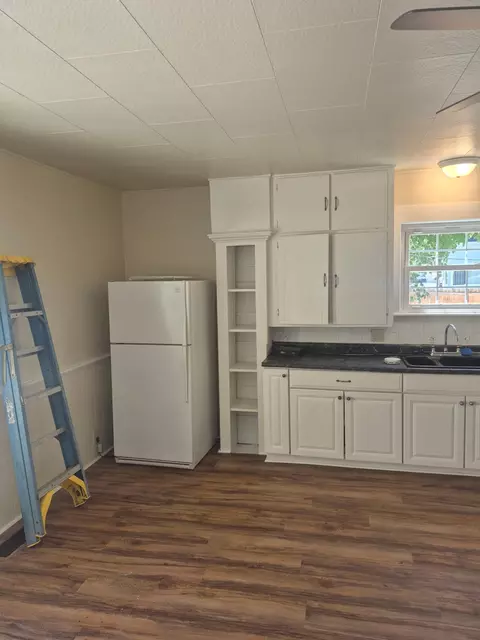 Kitchen - 303 Pine St, Yreka, CA 96097 photo 2 of 6