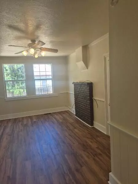 Living - 303 Pine St, Yreka, CA 96097 photo 3 of 4