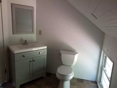 Bath - 303 Pine St, Yreka, CA 96097 photo 4 of 7