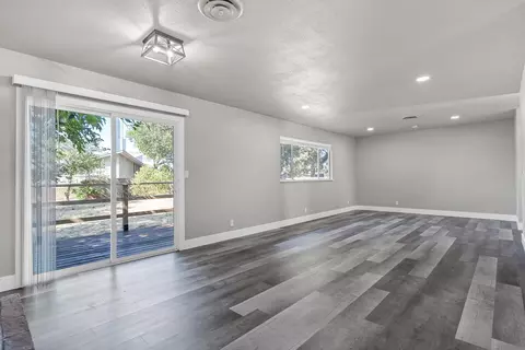 Living - 952 Camino Ct, Redding, CA 96002 photo 2 of 4