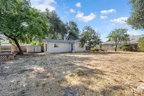 Exterior - 952 Camino Ct, Redding, CA 96002 photo 5 of 6