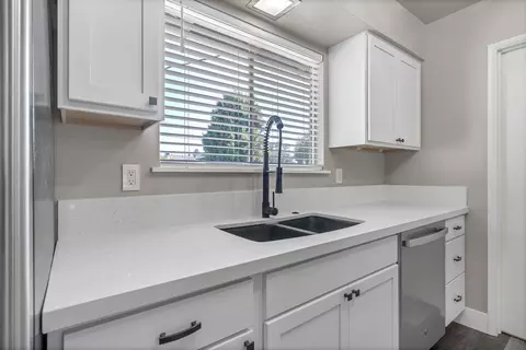Kitchen - 952 Camino Ct, Redding, CA 96002 photo 3 of 6