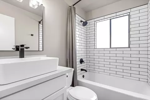 Bath - 952 Camino Ct, Redding, CA 96002 photo 1 of 2