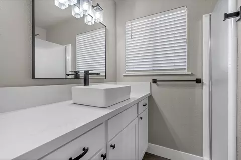 Bath - 952 Camino Ct, Redding, CA 96002 photo 2 of 2
