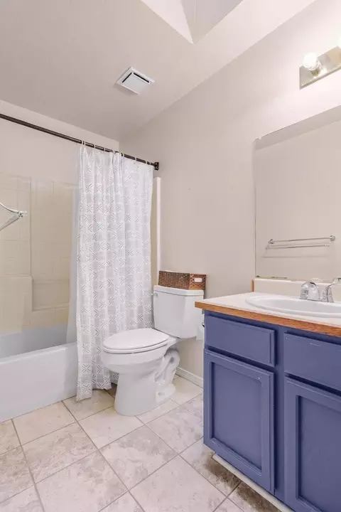 Bath - 1987 Charade Way, Redding, CA 96003 photo 2 of 6