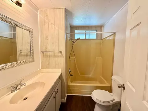 Bath - 4524 Eagle Nest Rd, Redding, CA 96003 photo 1 of 3
