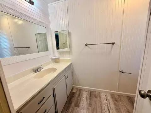 Bath - 4524 Eagle Nest Rd, Redding, CA 96003 photo 2 of 3