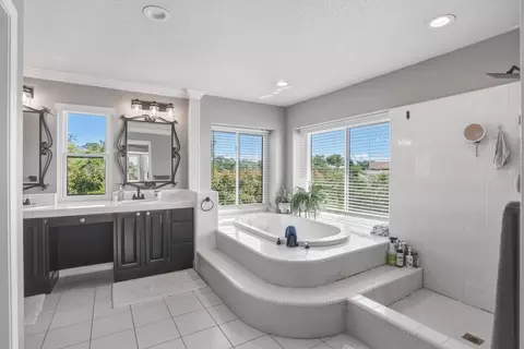 Bath - 985 River Bend Rd, Redding, CA 96003 photo 2 of 5