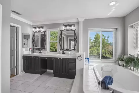 Bath - 985 River Bend Rd, Redding, CA 96003 photo 3 of 5