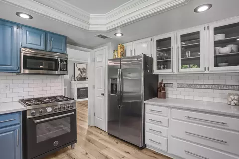 Kitchen - 985 River Bend Rd, Redding, CA 96003 photo 5 of 5