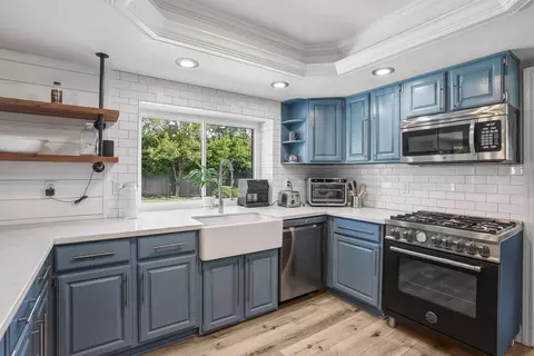 Kitchen - 985 River Bend Rd, Redding, CA 96003 photo 4 of 5