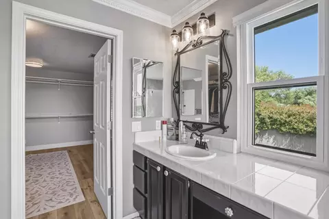 Bath - 985 River Bend Rd, Redding, CA 96003 photo 4 of 5