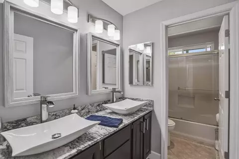 Bath - 985 River Bend Rd, Redding, CA 96003 photo 5 of 5