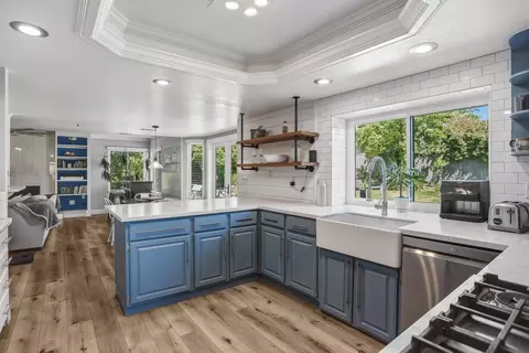 Kitchen - 985 River Bend Rd, Redding, CA 96003 photo 3 of 5