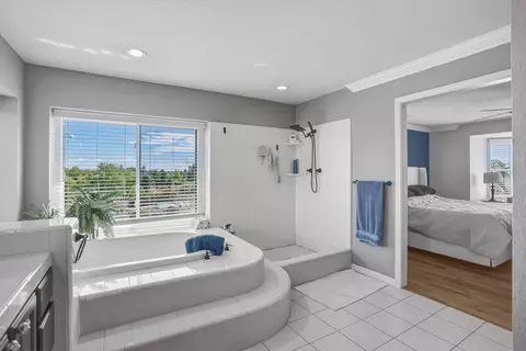 Bath - 985 River Bend Rd, Redding, CA 96003 photo 1 of 5