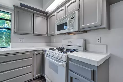 Kitchen - 597 Martinique Cir, Redding, CA 96003 photo 3 of 8