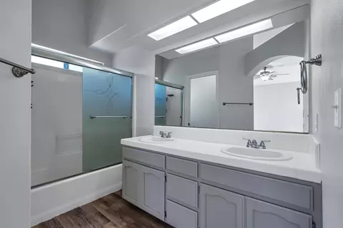 Bath - 597 Martinique Cir, Redding, CA 96003 photo 5 of 7