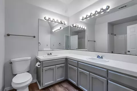 Bath - 597 Martinique Cir, Redding, CA 96003 photo 1 of 7