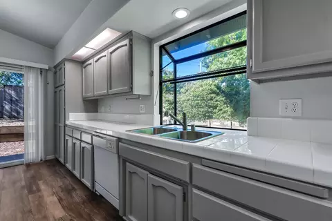 Kitchen - 597 Martinique Cir, Redding, CA 96003 photo 4 of 8