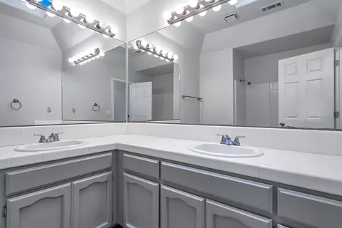 Bath - 597 Martinique Cir, Redding, CA 96003 photo 3 of 7