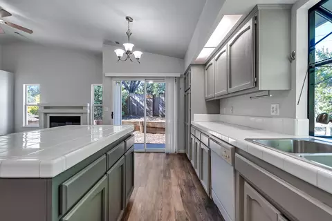 Kitchen - 597 Martinique Cir, Redding, CA 96003 photo 5 of 8