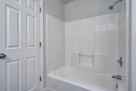 Bath - 597 Martinique Cir, Redding, CA 96003 photo 4 of 7