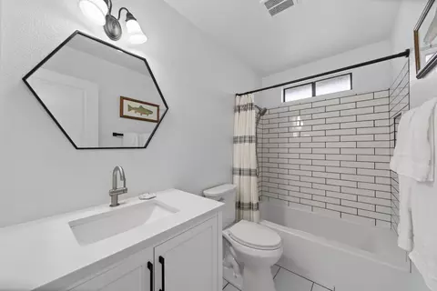 Bath - 1254 Beltline Rd, Redding, CA 96003 photo 2 of 2