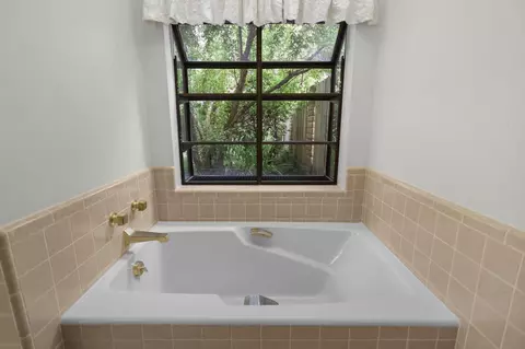 Bath - 15624 Ranchland Dr, Redding, CA 96001 photo 3 of 4