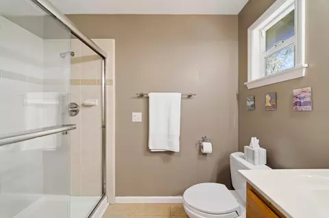 Bath - 9057 Simmons Rd, Redding, CA 96001 photo 3 of 6